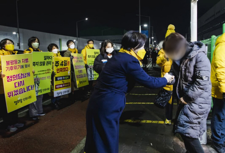 밤샘 노동자들에게 인사하는 심상정