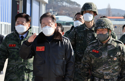 간담회장으로 이동하는 이재명 대선후보