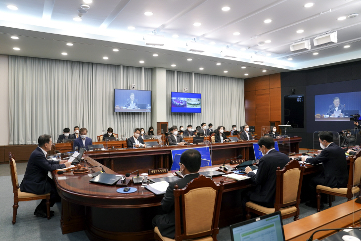 8일 오전 청와대 여민관에서 열린 영상 국무회의 모습. 연합뉴