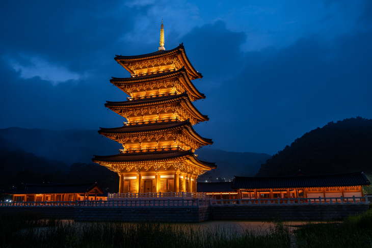 김천사명대사공원 평화의 탑 야경