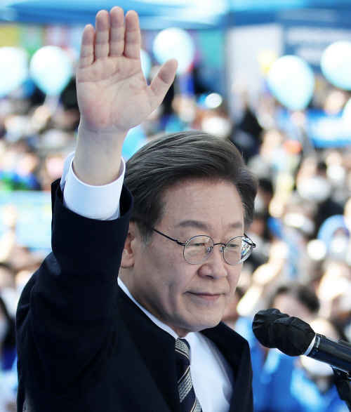 인사하는 이재명