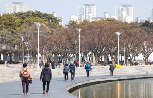 완연한 봄 날시, 산책 즐기는 시민들