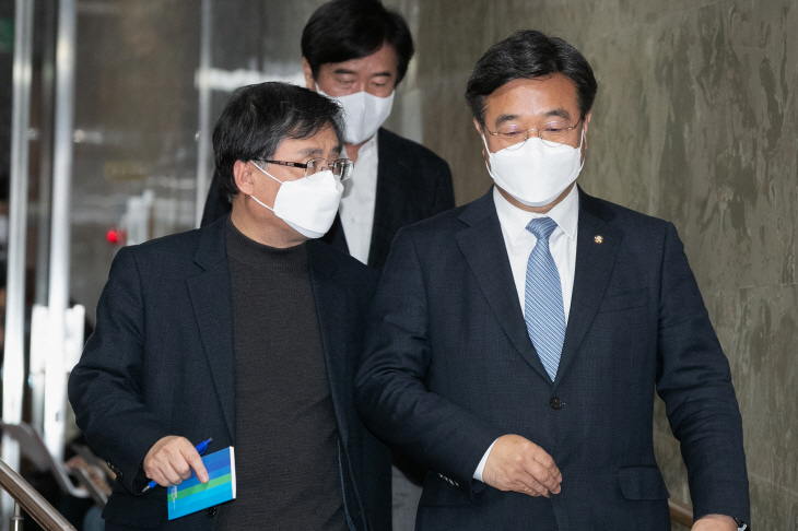 재선 의원 간담회 참석하는 윤호중