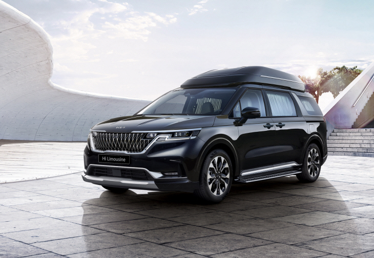 (사진 1) 카니발 하이리무진 4인승 모델(1)