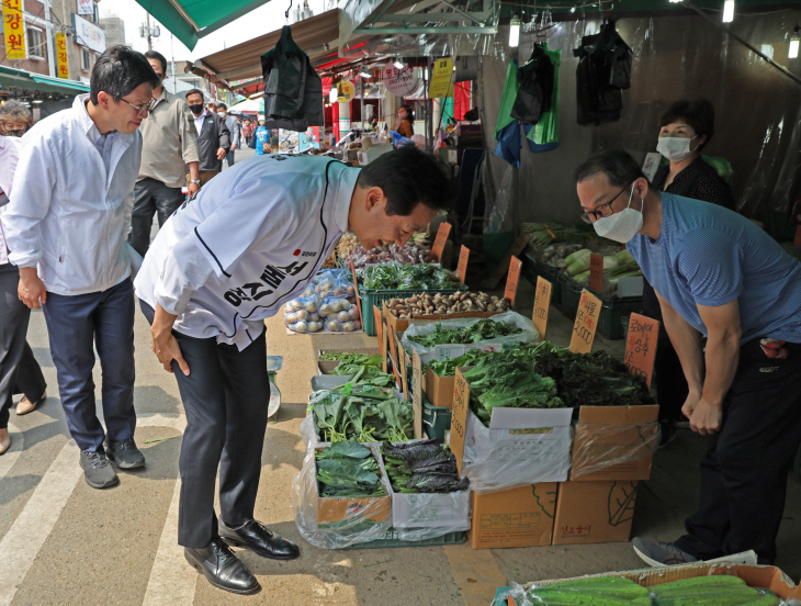 허리 숙여 인사하는 오세훈 후보