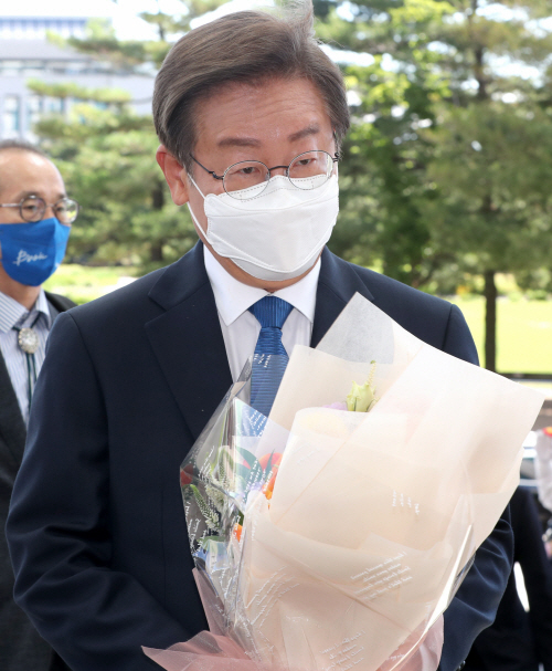 꽃다발 받는 이재명 의원