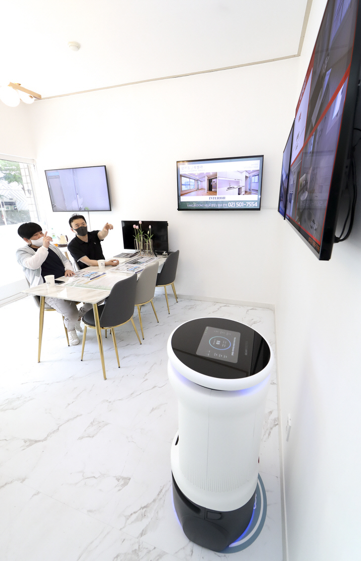 [사진5] KT AI방역로봇 닥터부동산홍보관에 도입