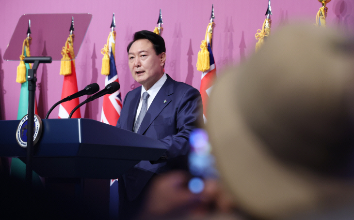 윤석열 대통령 촬영하는 에티오피아 참전용사