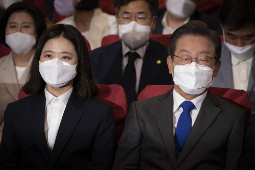 출구조사 결과발표 방송 지켜보는 박지현과 이재명