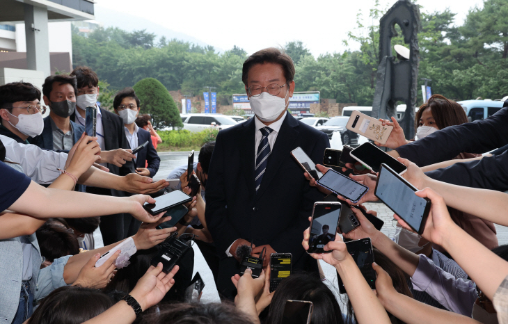 답변하는 이재명 의원