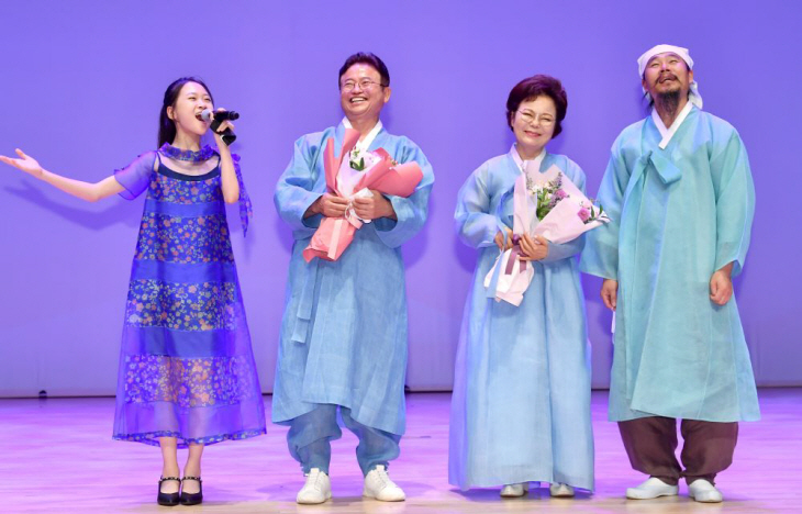 홍보대사 가수 김다현 꽃다발