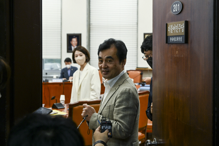 비공개 전준위 회의 참석하는 민주당 안규백 전당대회준비위원장