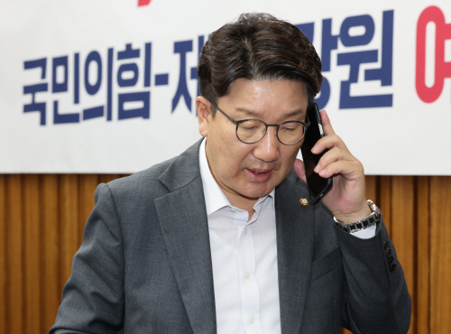 통화하는 권성동 당대표 직무대행