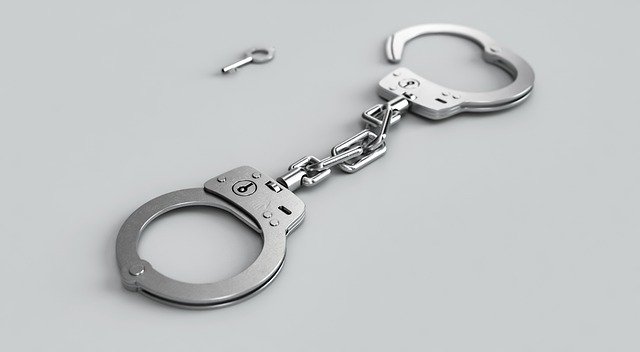 handcuffs-3655288_640.jpg