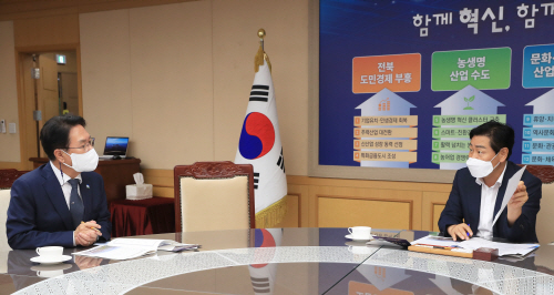 심덕섭 고창군수-김관영 전북도지사 면담사진