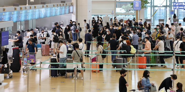 북적이는 인천공항 출국장<YONHAP NO-3209>