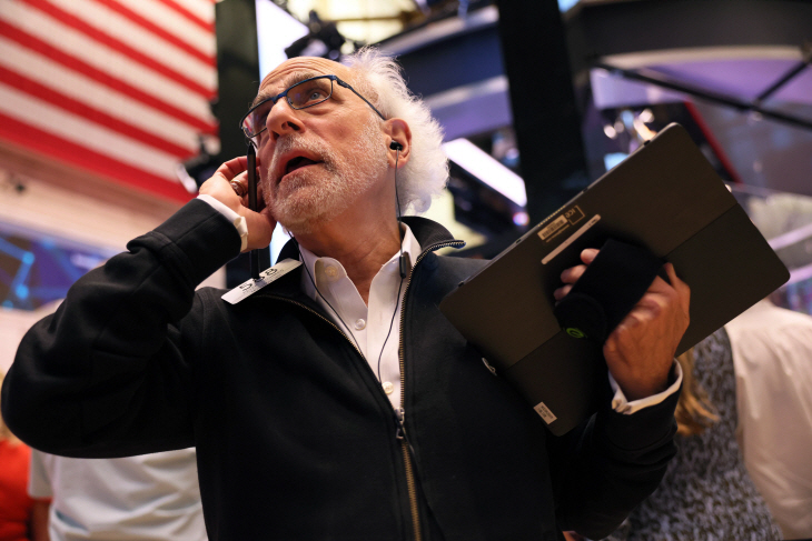 US-DOW-DROPS-SHARPLY-AFTER-FEDERAL-RESERVE-INTEREST-RATE-ANNOUNC