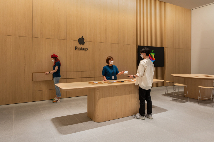 Apple-Jamsil-Seoul-media-preview-Pickup