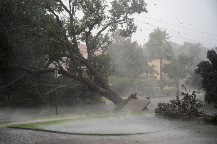 US-HURRICANE-IAN-SLAMS-INTO-WEST-COAST-OF-FLORIDA