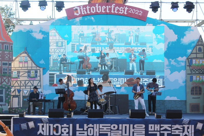 한국파독연합회 김춘동 회장, 남해독일마을 맥주축제에 “혼성