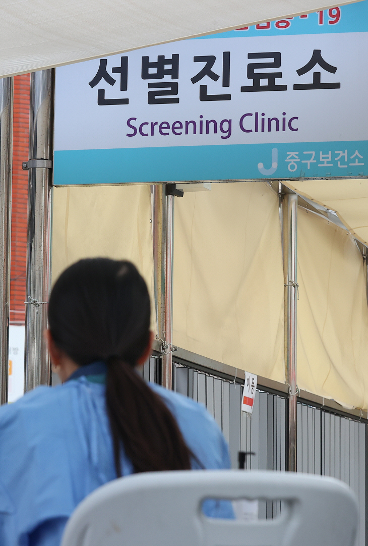 코로나19 재유행 감소세 속 한산한 선별진료소<YONHAP NO-2152>