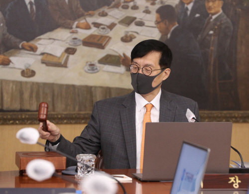 의사봉 두드리는 이창용 총재