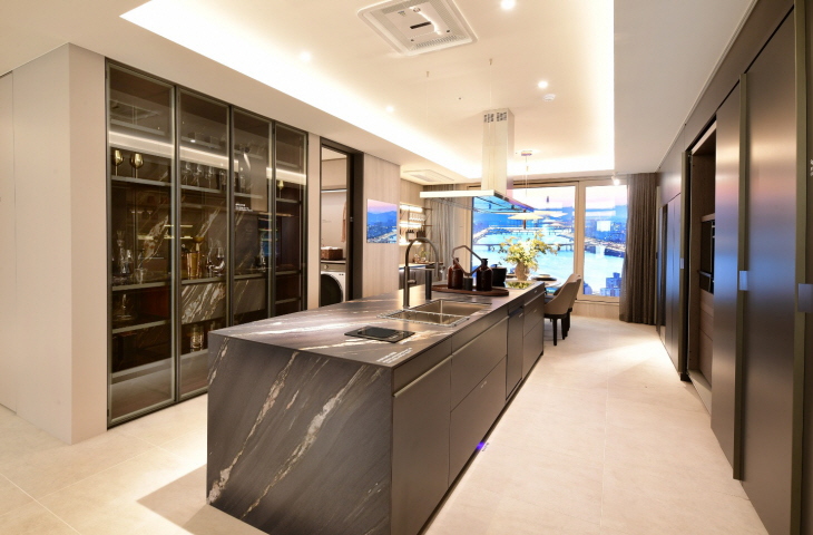 르엘 갤러리 주방 조망창