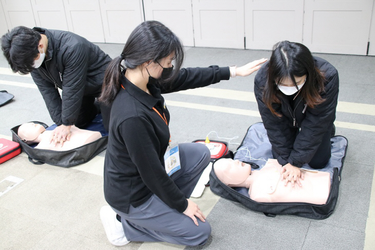 [보도자료]심폐소생술(CPR) 실습 사진 (2)