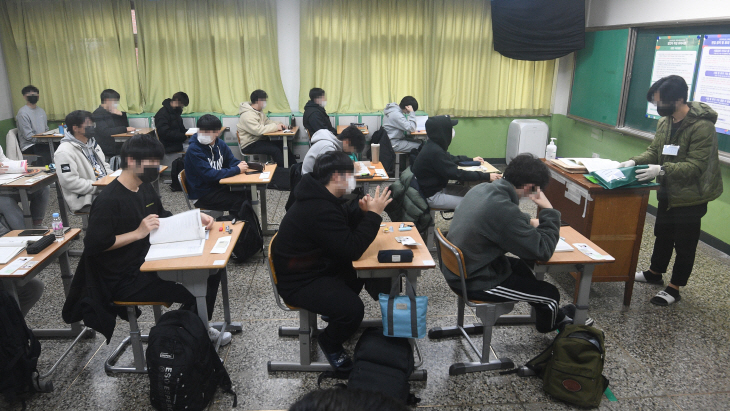 수능 시작 전 긴장감 도는 시험장