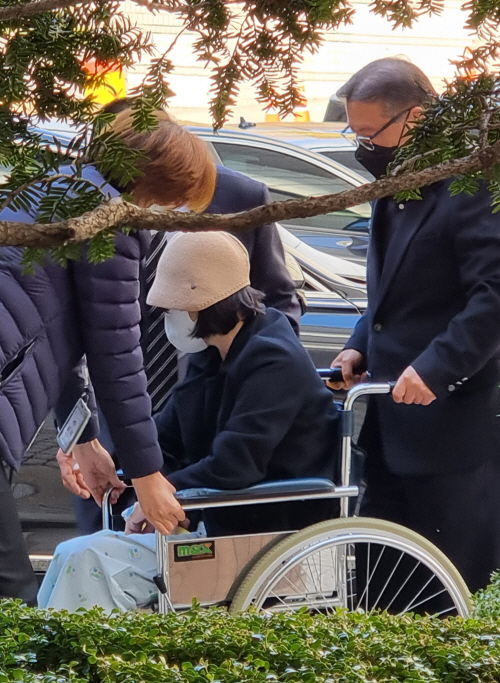 법원 빠져나가는 정경심 전 동양대 교수