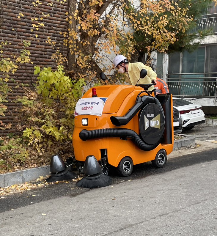 김포시 골목길 미세먼지 제거용 청소로봇 시범도입