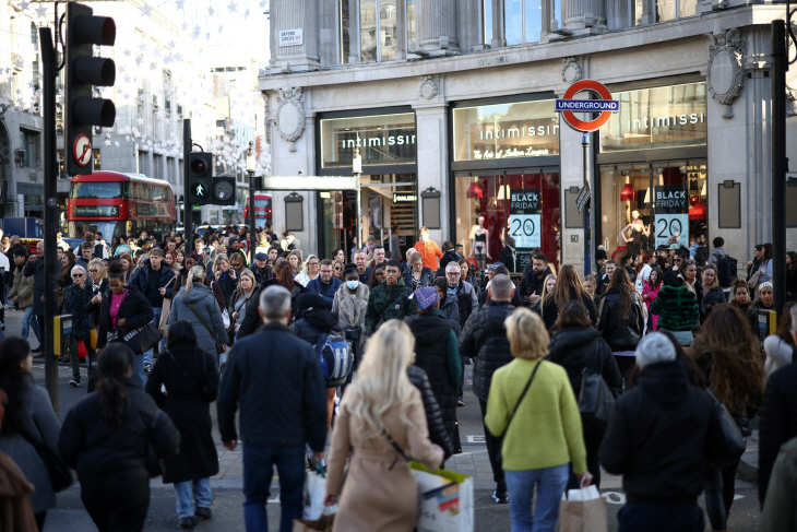 HOILIDAYSHOPPING-RETAIL/BLACKFRIDAY-EUROPE