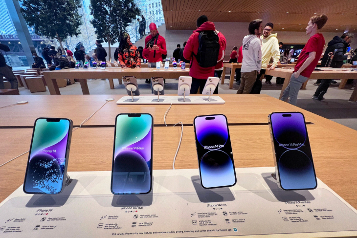 US-APPLE-FACES-SHORTAGES-IN-IPHONE-SUPPLIES-AMID-TURMOIL-IN-CHIN