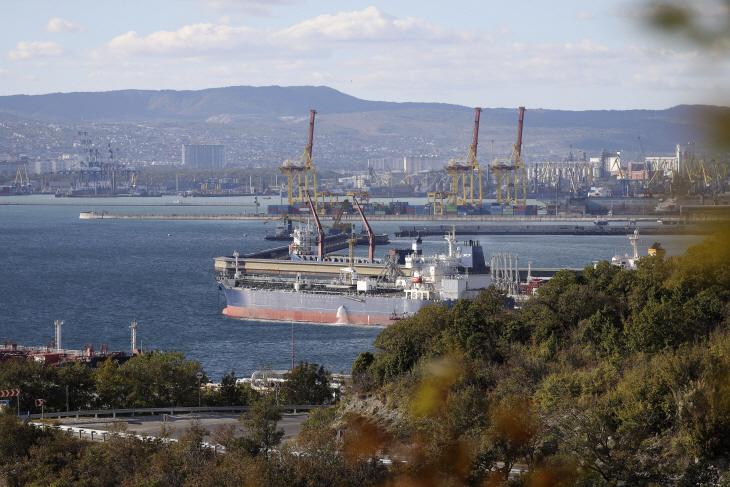 Russia Oil Price Cap <YONHAP NO-3790> (AP)