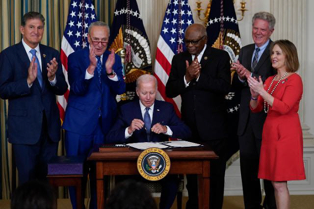 인플레이션 감축법에 서명하는 조 바이든 미국 대통령