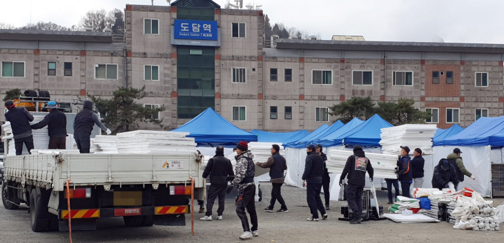 파업 철회 투표 결과 앞두고 숙영지 정리하는 화물연대 조합원들