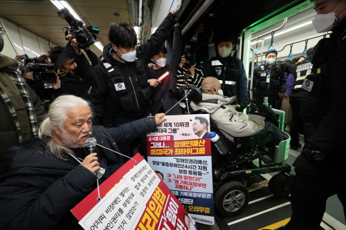 전장연 출근길 시위...열차는 정상운행