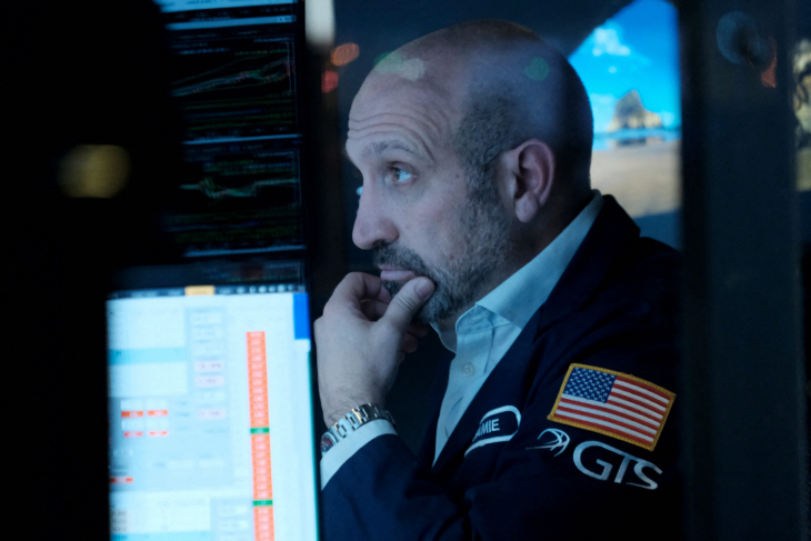 US-STOCKS-FALL-SHARPLY