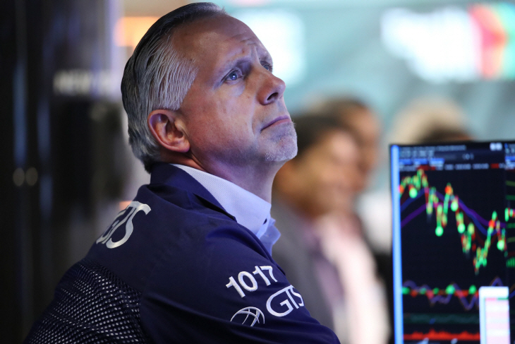 US-DOW-JONES-AVERAGE-FALLS-TO-LOW-FOR-YEAR