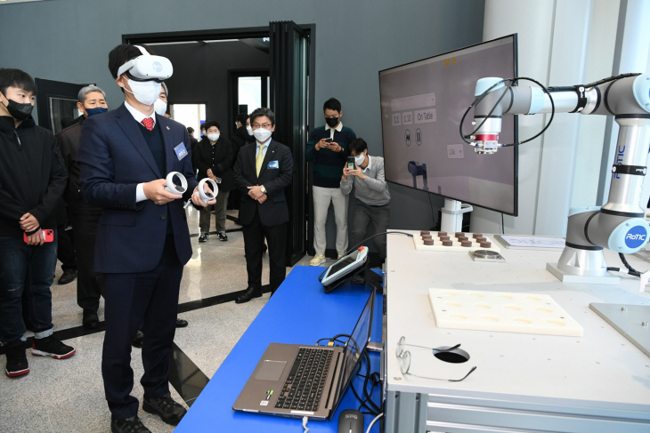 이민근 안산시장 27일 경기테크노파크에서 로봇기술 체험
