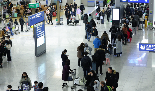 새해 첫날, 활기 띤 공항