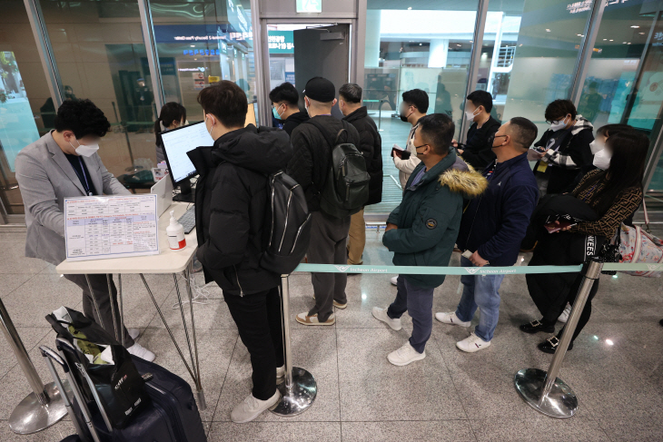 코로나19 검사 접수하는 중국발 입국자들