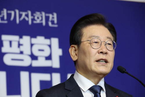 질문에 답변하는 이재명 대표