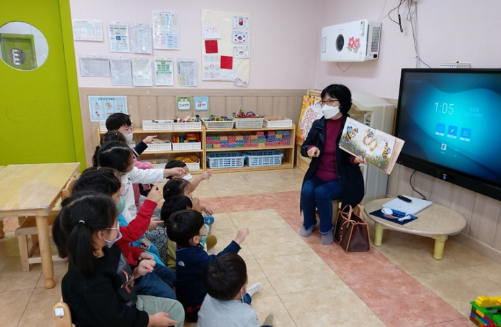 선생님이 어린이들 가르치는 모습