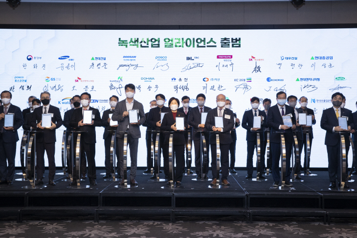 기념 촬영하는 한화진 환경부 장관<YONHAP NO-2004>