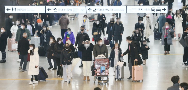 설 연휴 앞두고 붐비는 제주공항<YONHAP NO-2290>