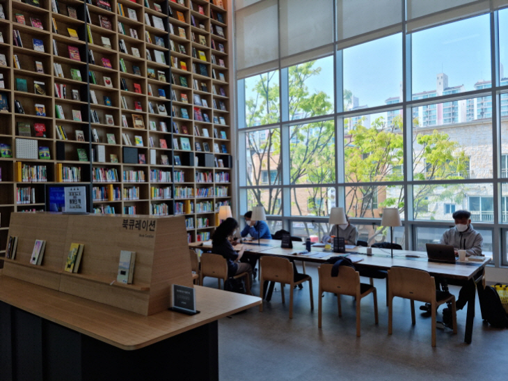 [크기변환]사본 -1. 수지도서관 열람실 전경 (1)
