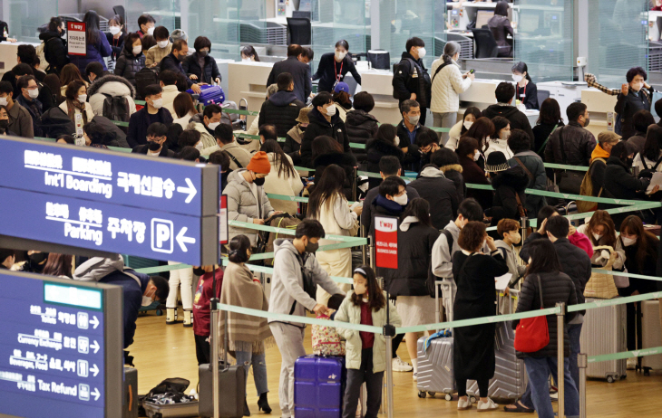 다가오는 설 연휴, 북적이는 인천공항<YONHAP NO-1476>