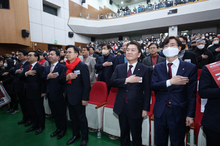 국기에 경례하는 국민의힘 전당대회 후보자들