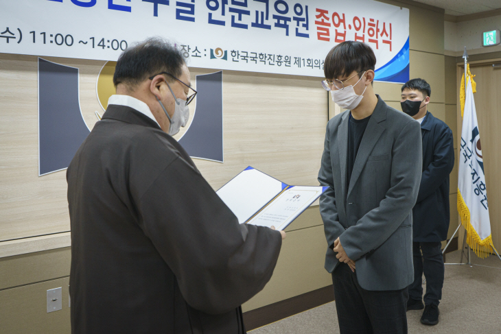 대덕육영장학재단 심재덕 이사장의 장학금 수여 장면